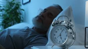 مع التقدم في العمر... كيف نحصل على 8 ساعات نوم متواصلة؟