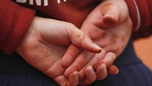 هل تعاني من آلام الأعصاب ووخز باليدين والقدمين؟ ما يجب أن تعرفه