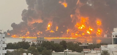 إسرائيل تقصف ميناء الحديدة وتهدد الحوثيين بـ«حصار بحري وجوي»