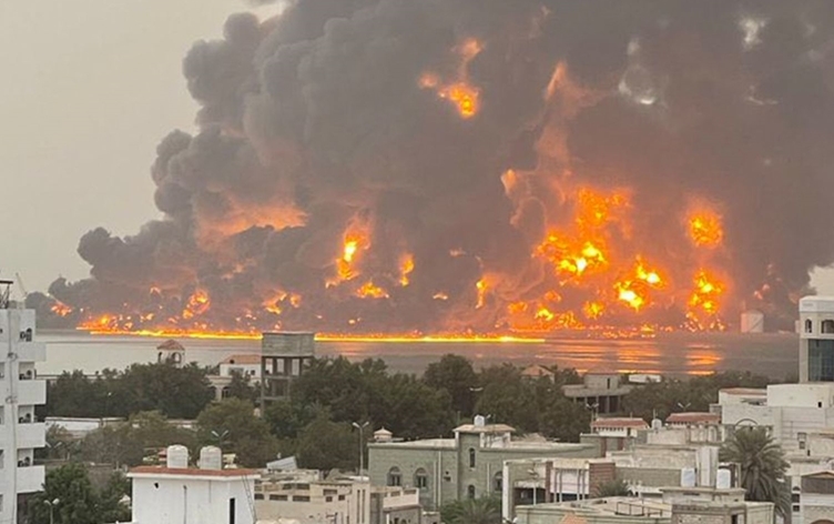 إسرائيل تقصف ميناء الحديدة وتهدد الحوثيين بـ«حصار بحري وجوي»