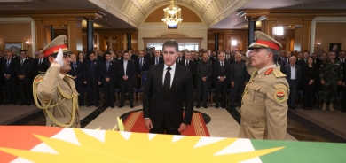 رئيس اقليم كوردستان يضع إكليل زهور على جثمان كريم سنجاري