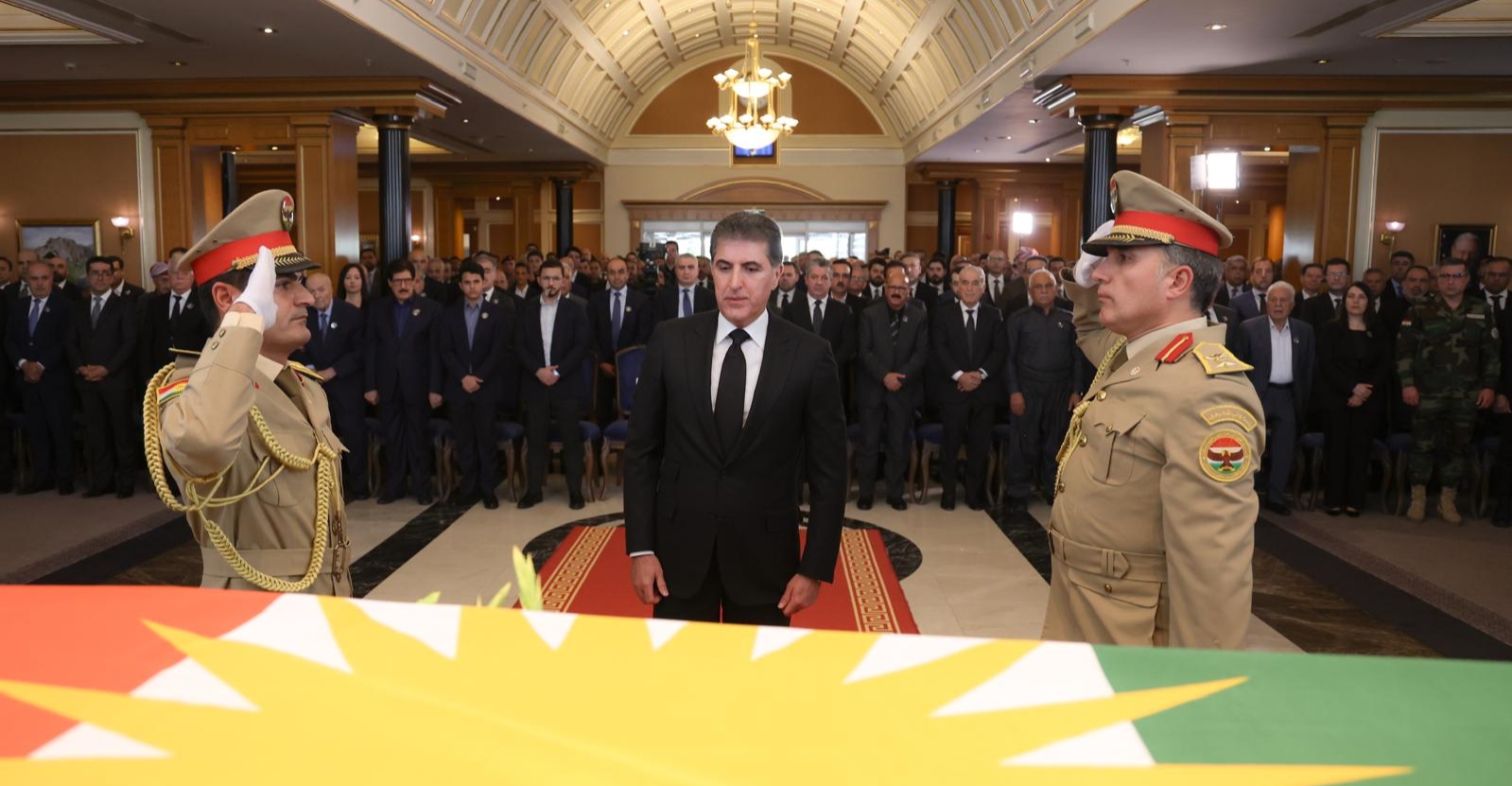 رئيس اقليم كوردستان يضع إكليل زهور على جثمان كريم سنجاري