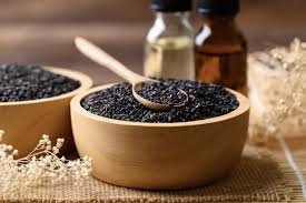 بذور السمسم الأسود: فوائد صحية مثبتة علمياً واستخدامات حديثة