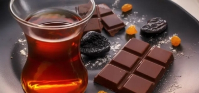 مفيد للقلب ويخفض ضغط الدم.. فوائد تناول الشوكولاتة مع الشاي