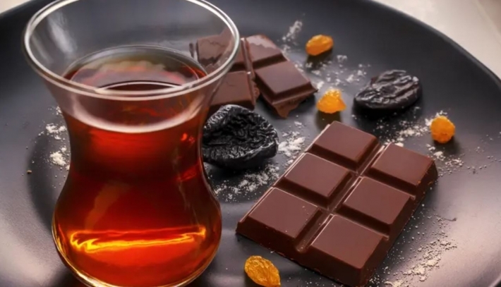 مفيد للقلب ويخفض ضغط الدم.. فوائد تناول الشوكولاتة مع الشاي