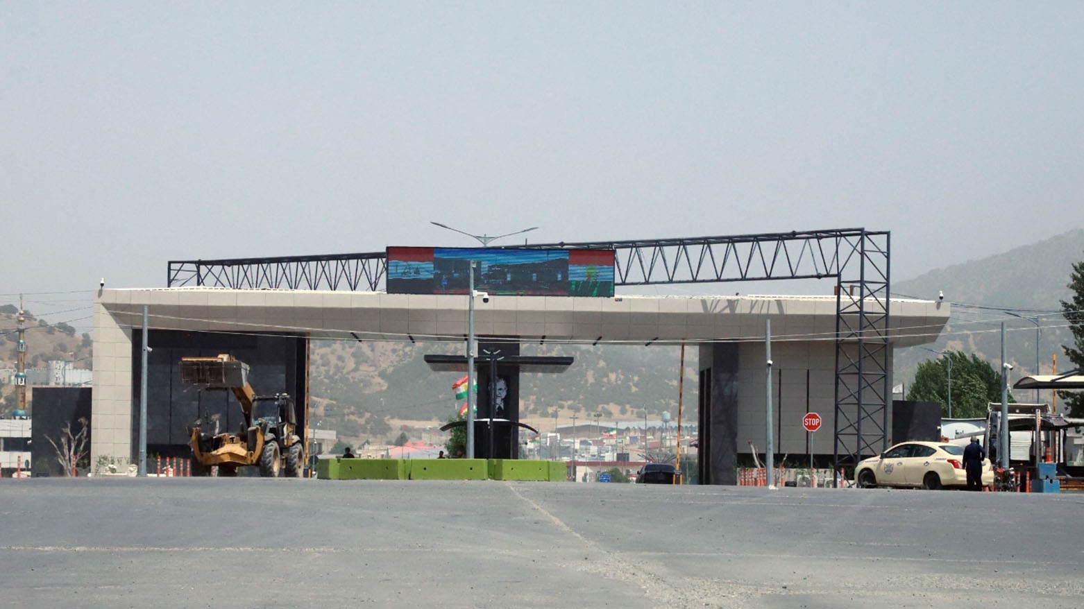 معبر باشماخ: تداعيات الحرب بين إيران وإسرائيل تشل حركة السفر والتجارة