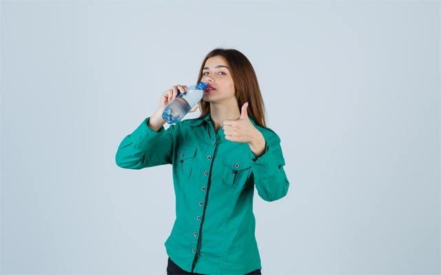 رۆڵی ئاو خواردنەوە بۆ دابەزاندنی كێشی لەش