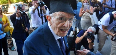 لە ٩٨ ساڵیدا بڕوانامەی ماستەر وەردەگرێت