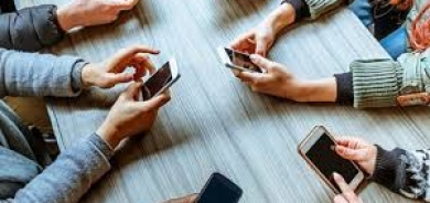 «الصحة العالمية» تحذِّر من تأثير وسائل التواصل الاجتماعي والعزلة على الأفراد