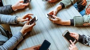 «الصحة العالمية» تحذِّر من تأثير وسائل التواصل الاجتماعي والعزلة على الأفراد