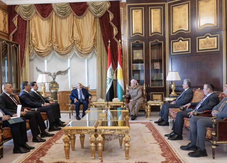 لـــە سەلاحەددین سەرۆک مەسعود بارزانی پێشوازی لە شاندێکی ئەنجوومەنی نوێنەرانی عێراق بە سەرۆکایەتیی بەڕێز مەحمود مەشهەدانی کرد.