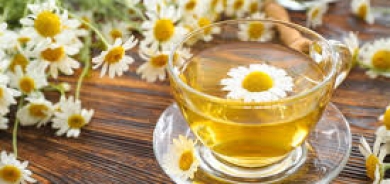 لماذا ينصح الأطباء بشرب شاي البابونج قبل النوم؟