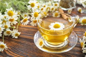 لماذا ينصح الأطباء بشرب شاي البابونج قبل النوم؟