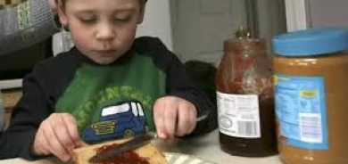 أطعمة «سامة» لا يُنصح بأن يأكلها الأطفال