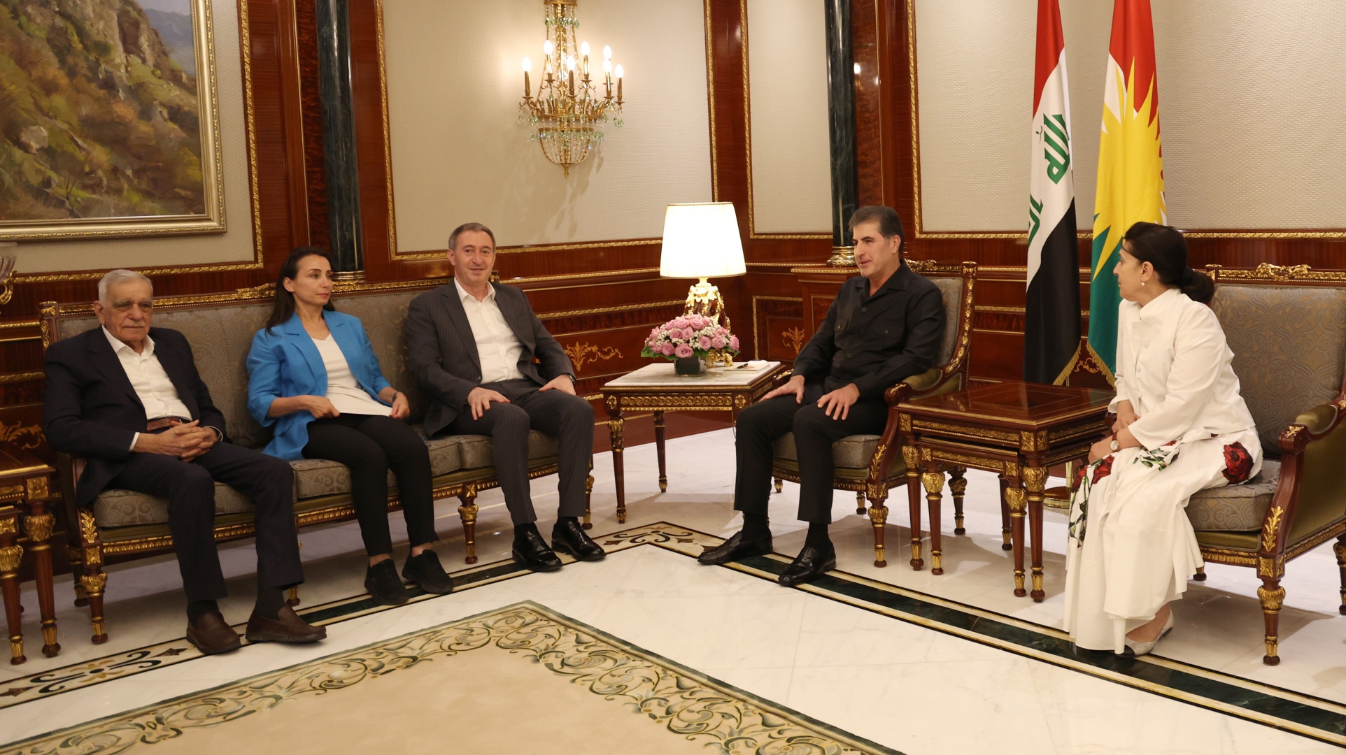 نێچیرڤان بارزانی، سه‌رۆکی هه‌رێمی کوردستان، پێشوازیی له‌ شاندی سه‌رۆکایه‌تیی ده‌م پارتی و ژماره‌یه‌ک له‌ سیاسه‌تمدارانی کورد کرد