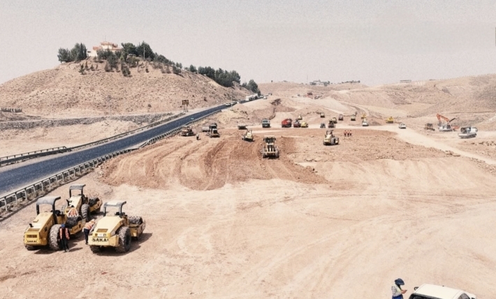 بمشاركة 2000 عامل.. طريق جديد بالعاصمة أربيل يعزّز البنية التحتية ويربط كسنزان بسد گومەسپان