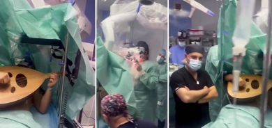 Muzîkjenekî Zaxoyî di dema emeliyata xwe ya mêjî de li ûdê xist