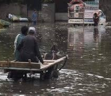 بەهۆی بارانبارینی وەرزی گەرما و لافاو زیاتر لە 100 کەس گیانیان لەدەستدا