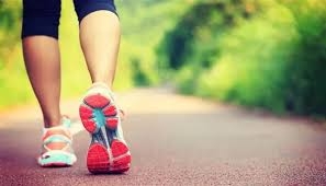 المشي لهذه المدة يومياً يحميك من آلام أسفل الظهر المزمنة