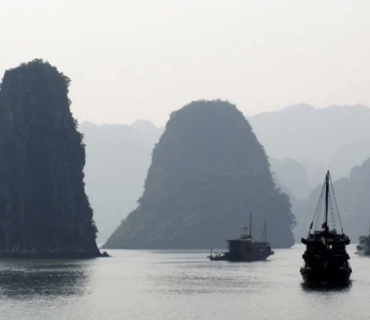 بەلەمێکی گەشتیاری لە ڤێتنام وەرگەڕا و بەهۆیەوە دەیان کەس گیانیان لەدەستدا