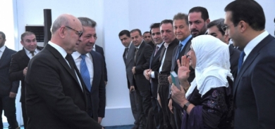 حاجة من أهالي العاصمة اربيل تهدي المصحف الشريف لرئيس الحكومة مسرور بارزاني: 