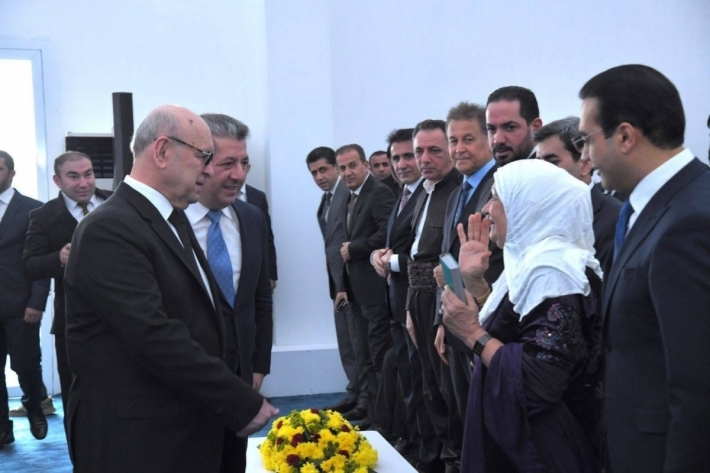 حاجة من أهالي العاصمة اربيل تهدي المصحف الشريف لرئيس الحكومة مسرور بارزاني: 