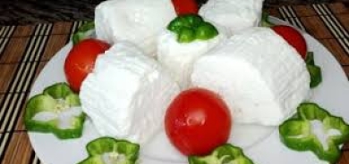 الجبن القريش أم البيض: أيهما أفضل لزيادة البروتين؟