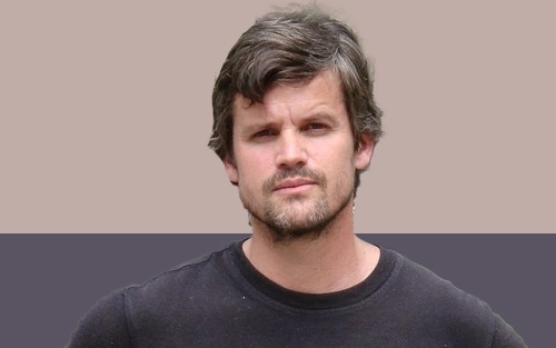 Profesor Stîvên Roç, pispor û taybetmendê Dadgeha Tawanan a Navneteweyî, ji bo Gulanê: Trump hemû desthilatên destûrî qorex kirine û bêyî vegerîna li Kongreyê biryara şer û aştiyê dide.