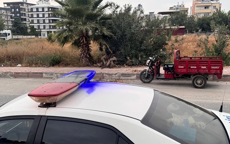 HATAY - Bavekî kurê xwe bi kêrê kuşt