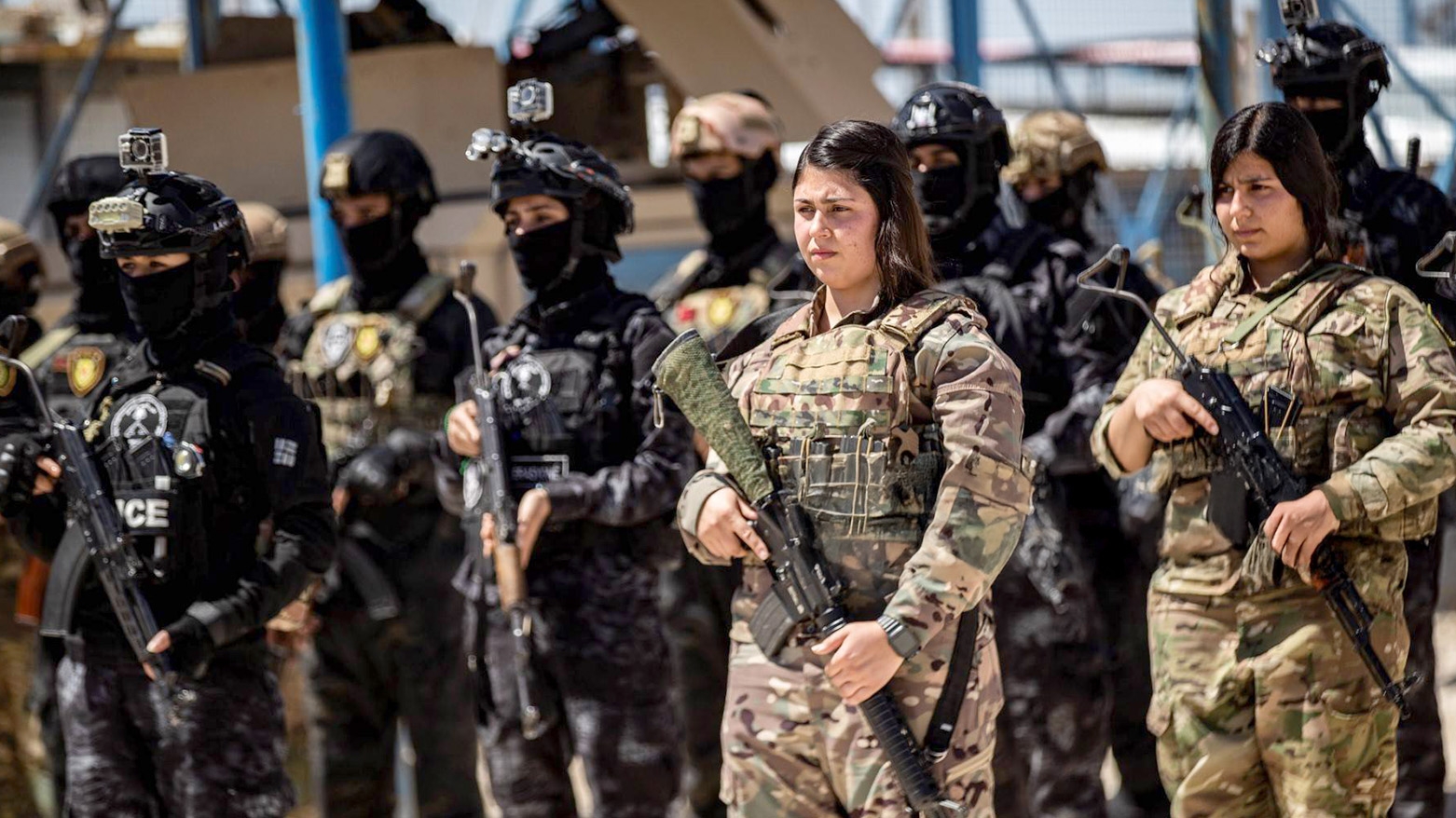 Şêwirmendê berê yê Trump: Kurd li Sûriyeyê çekên xwe dananin