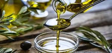 هل تناول جرعة من زيت الزيتون يومياً هو السر لصحة أفضل؟