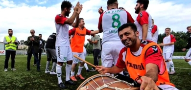 Tîmeke Kurdan a futbolê li Almanyayê deng vedaye: ‘SV Azadî’