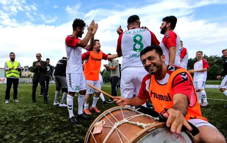 Tîmeke Kurdan a futbolê li Almanyayê deng vedaye: ‘SV Azadî’