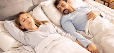 النساء أم الرجال... أيهما ينام ساعات أطول؟