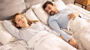 النساء أم الرجال... أيهما ينام ساعات أطول؟