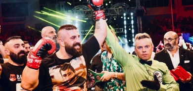 Boksorê Dêrsimî dinya li serê rikeberê xwe kir tara bêjingê