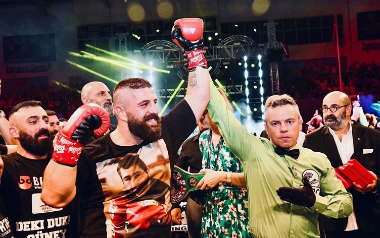 Boksorê Dêrsimî dinya li serê rikeberê xwe kir tara bêjingê