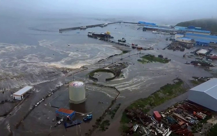 Piştî erdheja li Rûsyayê pêlên tsunamiyê gihiştin bajar û welatan