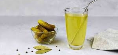 هل شرب عصير المُخلل مفيدٌ حقاً في حرّ الصيف الشديد؟