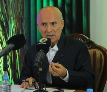 تاریق كارێزی  دامەزرێنەر و بەڕێوەبەری كتێبخانەی كارێز لە كەركووك:  زمان كرۆكی ناسنامه‌یه‌،  هەر كەسێك بە زمانێكی بێگانە بیری كردەوە، ناتوانێ بە كوردییەكی ڕەوان بدوێت و بنووسێت و بخوێنێتەوە