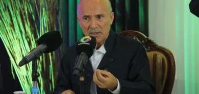 تاریق كارێزی  دامەزرێنەر و بەڕێوەبەری كتێبخانەی كارێز لە كەركووك:  زمان كرۆكی ناسنامه‌یه‌،  هەر كەسێك بە زمانێكی بێگانە بیری كردەوە، ناتوانێ بە كوردییەكی ڕەوان بدوێت و بنووسێت و بخوێنێتەوە