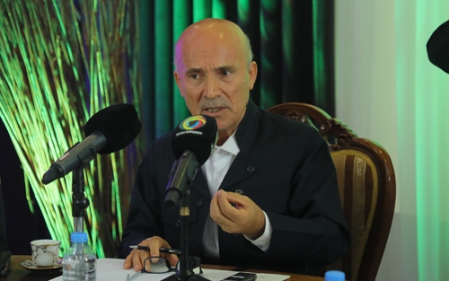 تاریق كارێزی  دامەزرێنەر و بەڕێوەبەری كتێبخانەی كارێز لە كەركووك:  زمان كرۆكی ناسنامه‌یه‌،  هەر كەسێك بە زمانێكی بێگانە بیری كردەوە، ناتوانێ بە كوردییەكی ڕەوان بدوێت و بنووسێت و بخوێنێتەوە