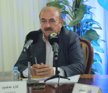 كازم مەغدید  بەڕێوەبەری تۆماری كۆمپانیا نیشتمانییەكان لە بەڕێوەبەرایەتیی گشتیی تۆماری كۆمپانیاكان لە ‌وەزارەتی بازرگانی و پیشەسازی:     سەرجەم كۆمپانیا و كارگە و بزاڤە بازرگانییەكانمان پابەند كردووە، بەوەی نووسینی تابلۆكانیان و كلێشەی پەڕاوی بەڕێوەبردنی ك