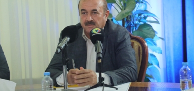 كازم مەغدید  بەڕێوەبەری تۆماری كۆمپانیا نیشتمانییەكان لە بەڕێوەبەرایەتیی گشتیی تۆماری كۆمپانیاكان لە ‌وەزارەتی بازرگانی و پیشەسازی:     سەرجەم كۆمپانیا و كارگە و بزاڤە بازرگانییەكانمان پابەند كردووە، بەوەی نووسینی تابلۆكانیان و كلێشەی پەڕاوی بەڕێوەبردنی ك