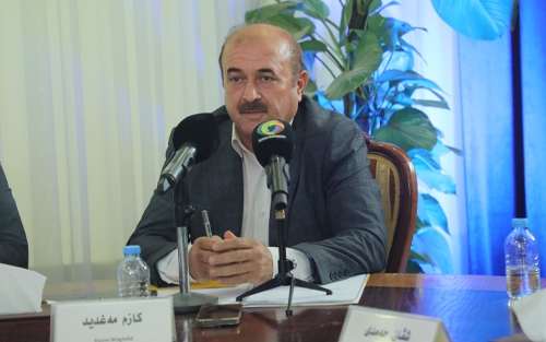 كازم مەغدید  بەڕێوەبەری تۆماری كۆمپانیا نیشتمانییەكان لە بەڕێوەبەرایەتیی گشتیی تۆماری كۆمپانیاكان لە ‌وەزارەتی بازرگانی و پیشەسازی:     سەرجەم كۆمپانیا و كارگە و بزاڤە بازرگانییەكانمان پابەند كردووە، بەوەی نووسینی تابلۆكانیان و كلێشەی پەڕاوی بەڕێوەبردنی ك