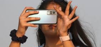 هل يُسبب الإفراط في استخدام الشاشات ضرراً لبشرتك؟