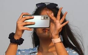 هل يُسبب الإفراط في استخدام الشاشات ضرراً لبشرتك؟