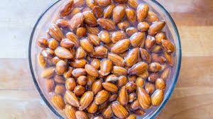 هل نقع اللّوز يجعله صحياً أكثر؟
