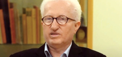 نەوزاد هروری  زمانناس و پسپۆڕی زمانی كوردی:     هەر كەسێك دەیەوێت لە كوردستان نیشتەجێ بێت، یان كار بكات، دەبێت حكومەت فەرزی بكات، فێری زمانی كوردی بێت