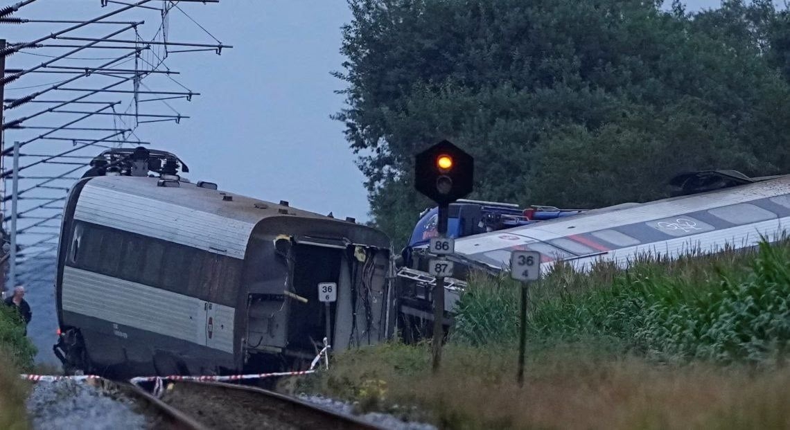 وەرگەڕانی شەمەندەفەرێك ژمارەیەک کوژراو و برینداری لێکەوتەوە